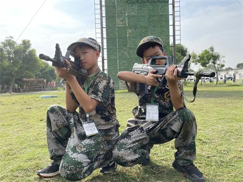 如果孩子排斥参加青少年夏令营应该怎么做?