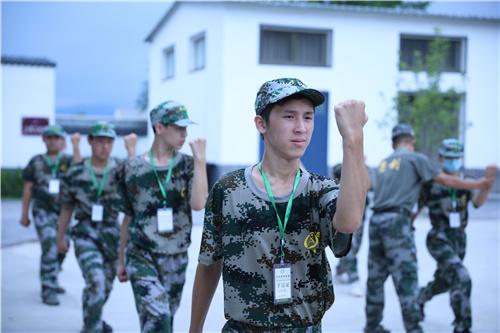 军事夏令营是如何展现的军人生活的？